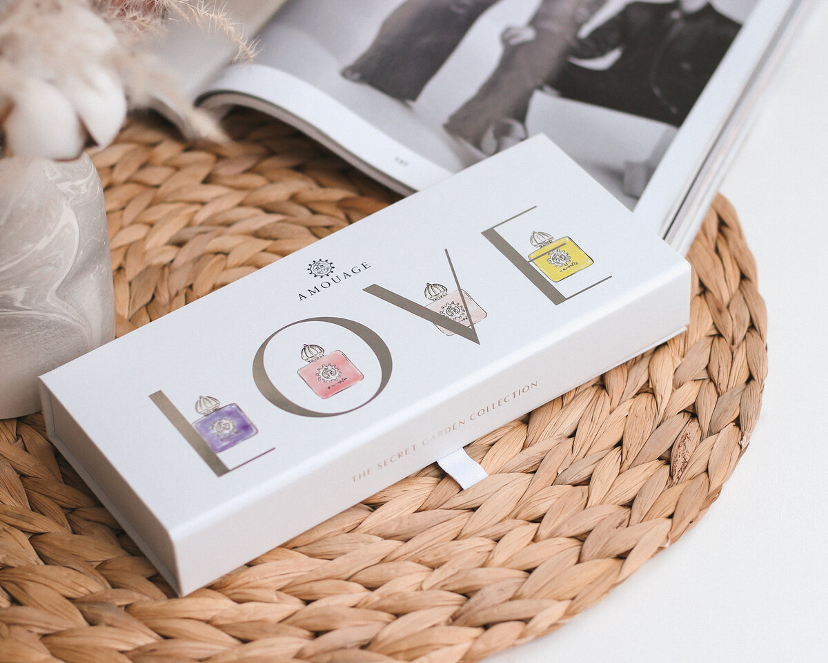 Добро пожаловать в мой блог, меня зовут Таня! В этой статье вы не увидите моего лица, но узнаете о моей безграничной любви к парфюмерии :)