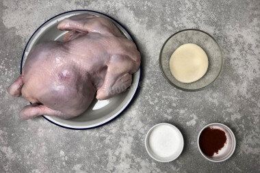 Подготовьте продукты для приготовления рулета. Курицу берите среднего размера, полтора килограмма или кило шестьсот. Для большой тушки возьмите большее количество желатина. Желатин я взяла быстро растворимый, но подойдет абсолютно любой, за время приготовления он успеет и набухнуть, и раствориться. В качестве специй я использовала паприку.