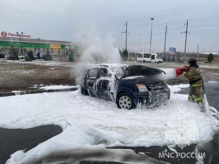    В Экодолье пожарные тушили припаркованную легковушку Марина Шарт