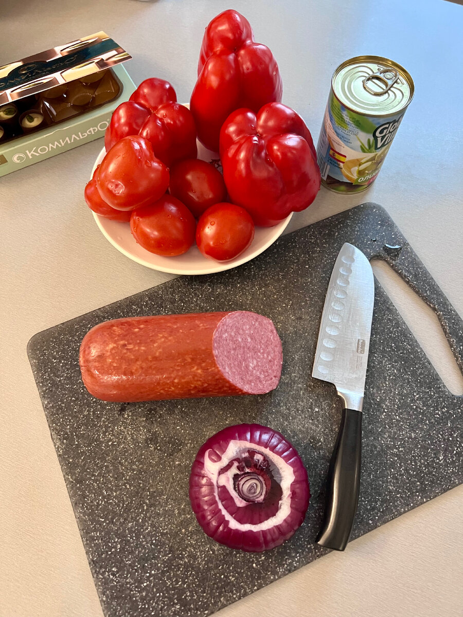 Ингредиенты для пиццы: колбаса, сыр, ялтинский лук, помидоры и сладкий перец