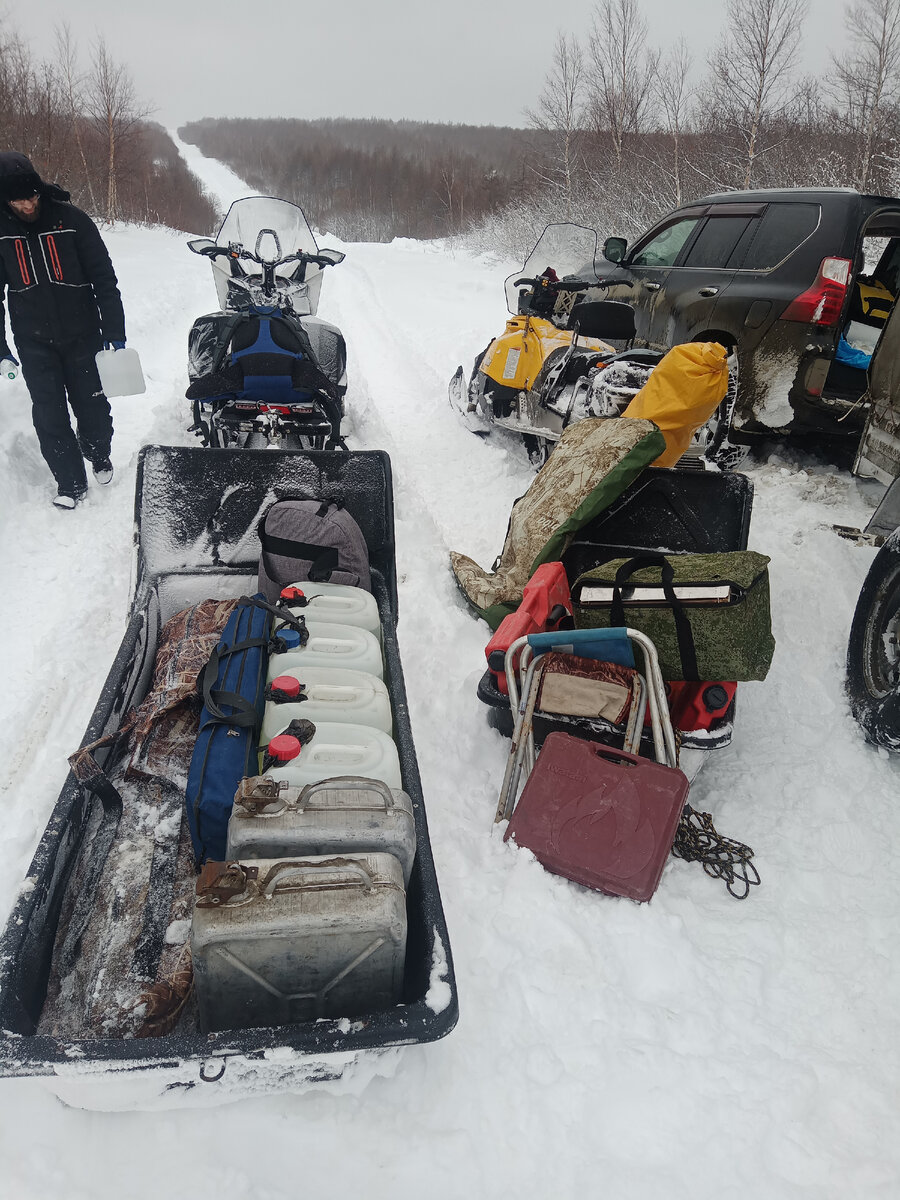 На фото видны только 2/3 всех канистр с топливом ))