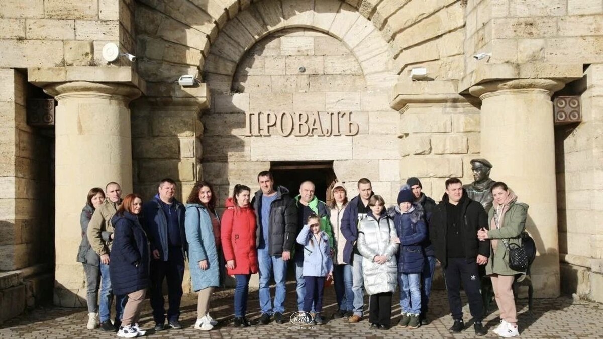 Коллектив «Артель «Русичи»  с семьями на прогулке