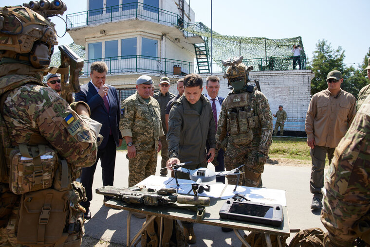    Зеленский своим внешним видом старается создать образ воина, пишет WP