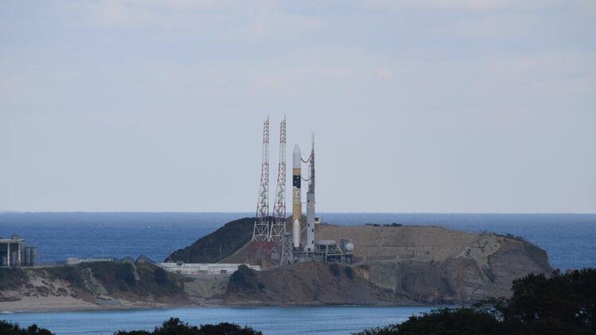    Японская ракета H2A со спутником оптической ретрансляции данных JDRS-1 перед запуском в Космическом центре Танэгасима© Фото : @MHI_LS/Twitter