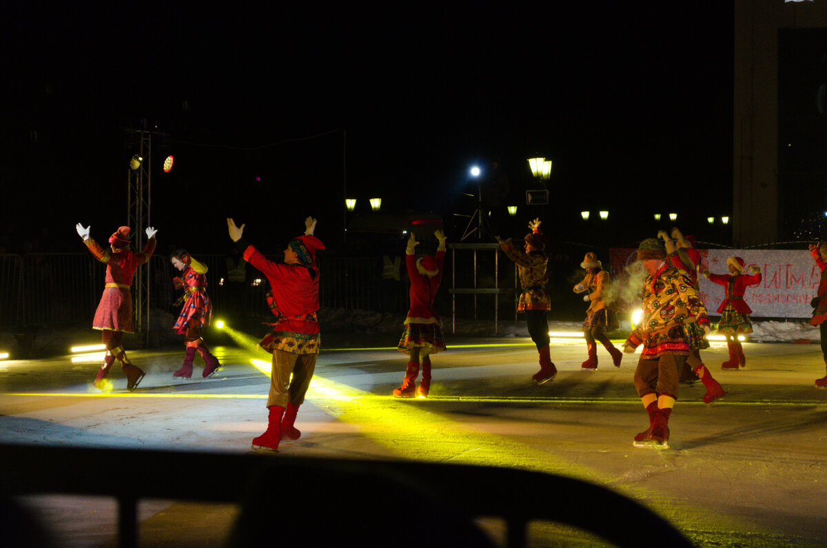 В спектакле задействовано много артистов. 