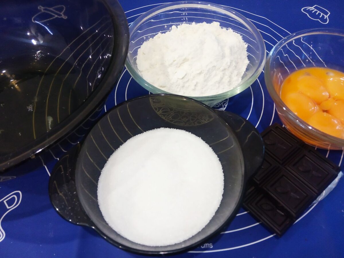 Ингредиенты для приготовления бисквита с шоколадом