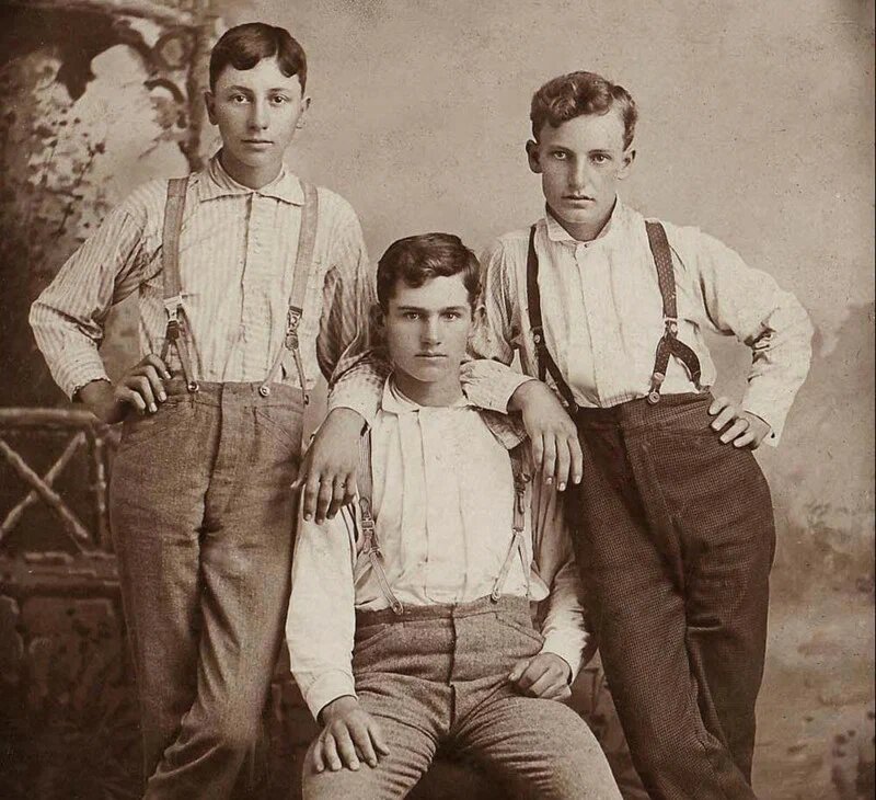 Парень на стуле уже мертв. Фотографии живых с умершими были крайне распространены.   