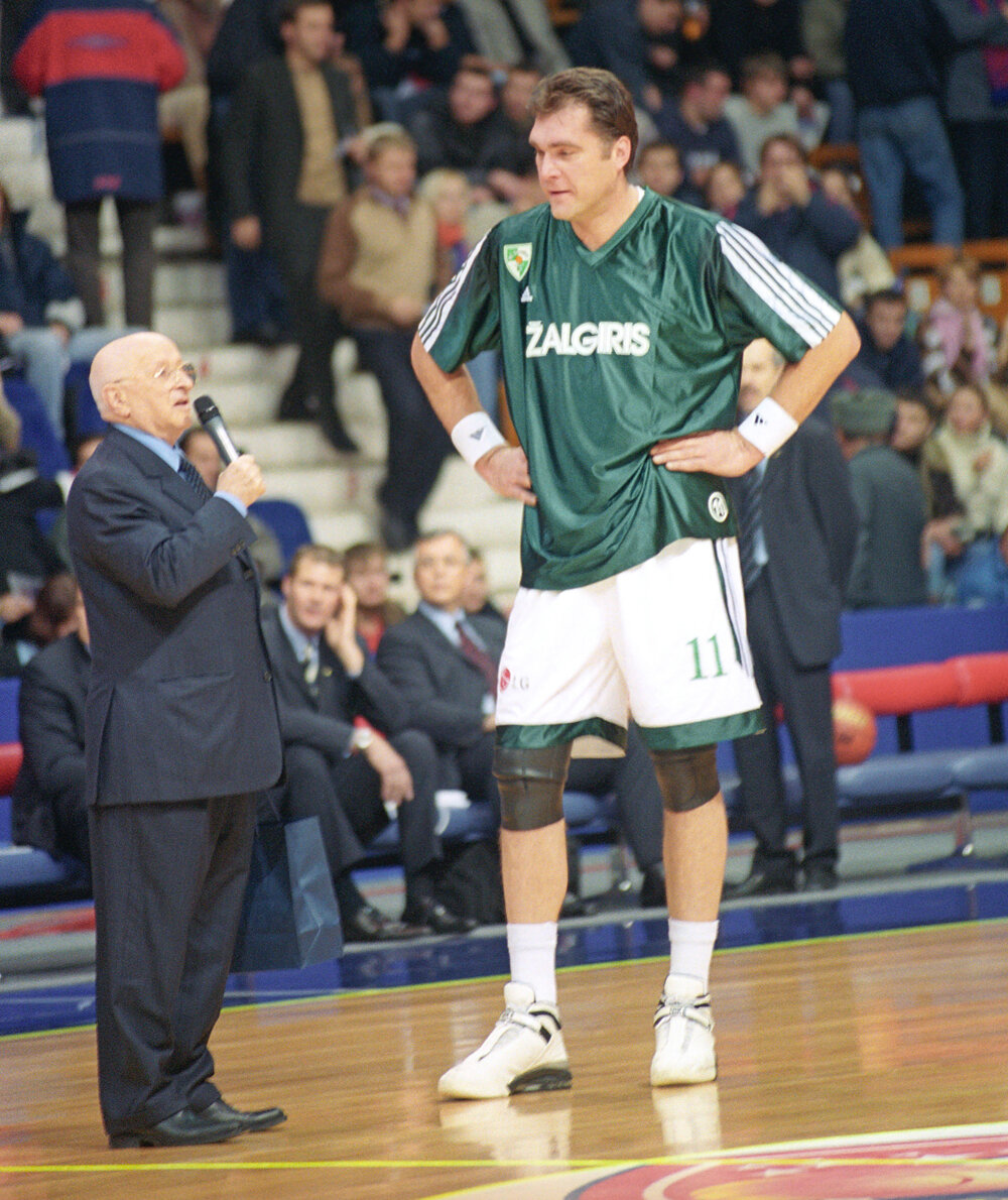    Президент ЦСКА Александр Гомельский вручает памятный подарок литовскому игроку Арвидасу Сабонису, 2003 г. Фото:  РИА Новости/ Владимир Федоренко