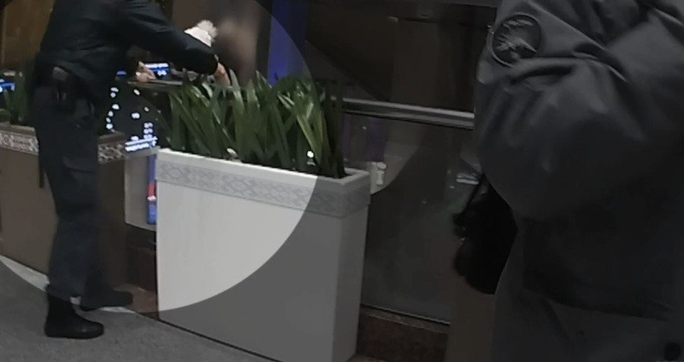     В Минске на ж/д вокзале 5-летняя девочка чуть не упала с пятиметровой высоты. Фото: скриншот с видео, опубликованного в телеграм-канале ГУВД Мингорисполкома