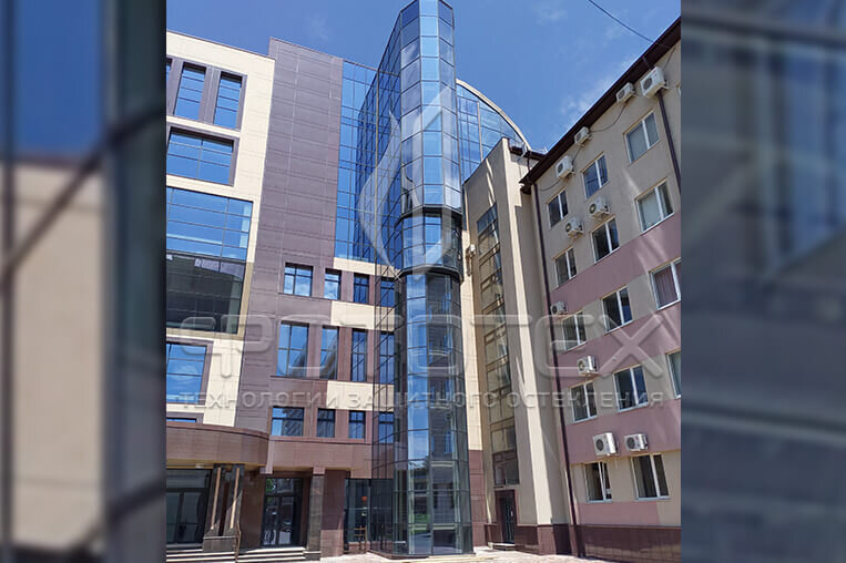 Вид с улицы на фасад с противопожарным остеклением с использованием стекла SunGuard HP Royal Blue 38/31