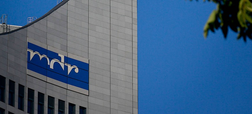 Логотип MDR на городской башне в Лейпциге © JENS GYARMATY