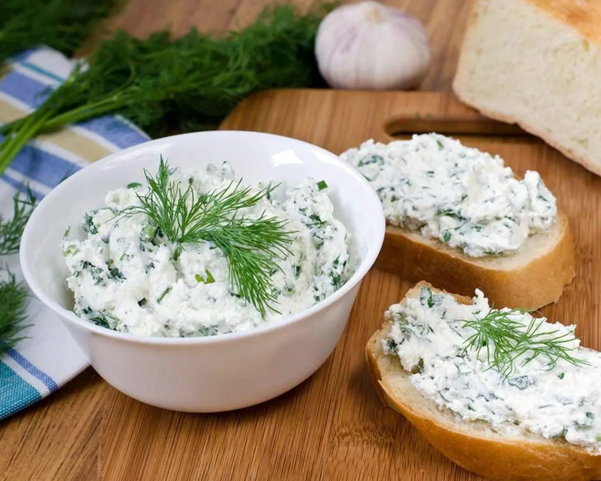 творог с укропом и чесноком. сметана и зелень. пельмени посыпанные сыром помидоры. творог с зеленью. творог с зеленью и чесноком.