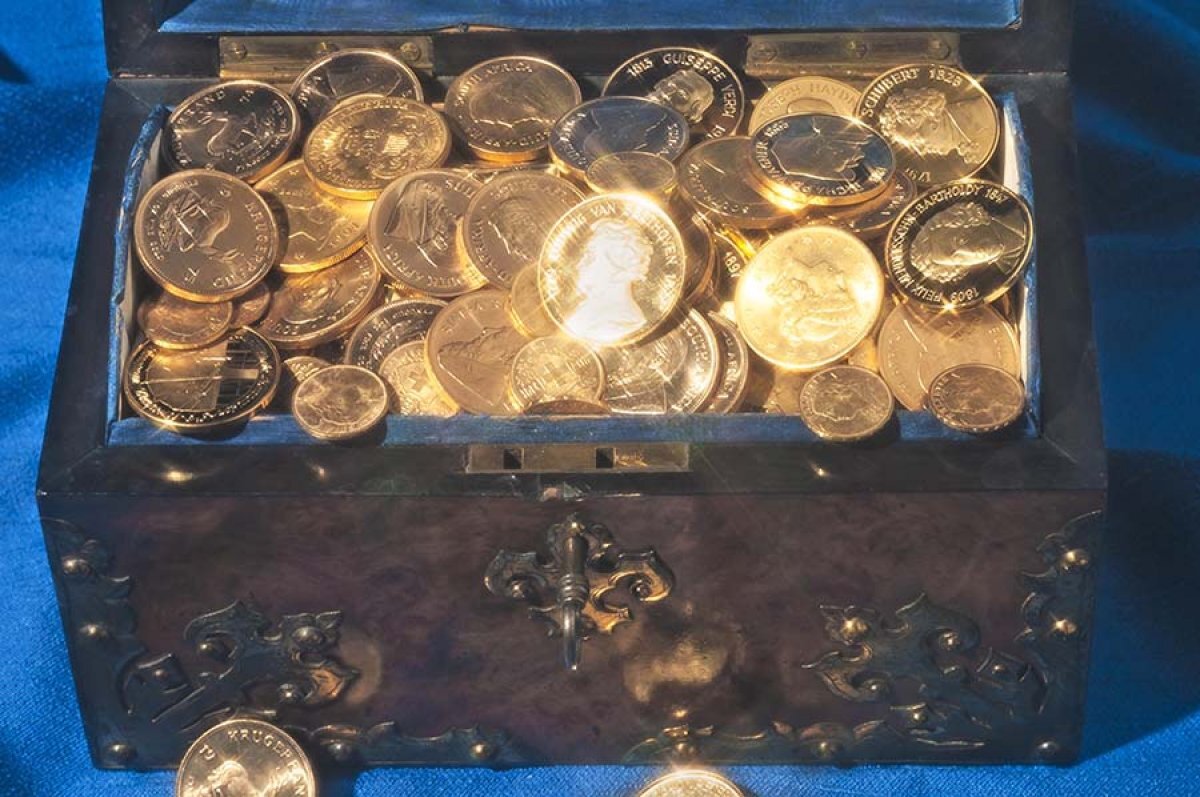 Дорогие находки. Сундук с монетами. Золотые монетки для сундука. Сундучок с золотыми монетами. Золото сокровища.