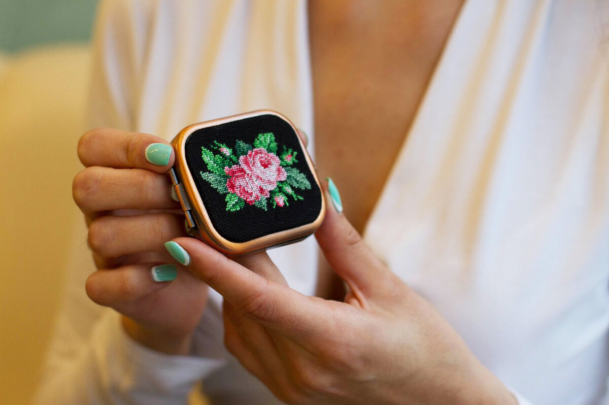 Купите для ритуала небольшое квадратное зеркальце, но только не смотритесь в него