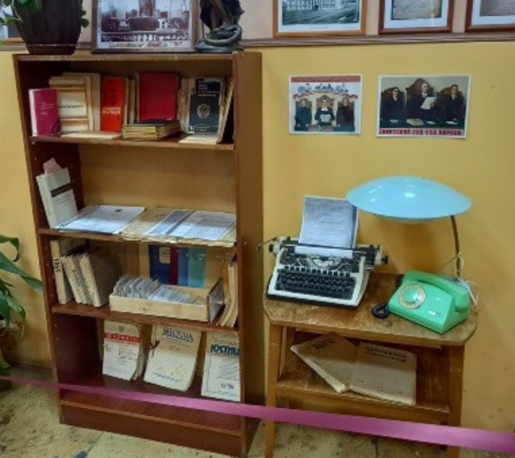 уголок истории в кабинете. экспонаты школьного музея. каждый уголок этого исторического места. уголок истории. стенд история россии.