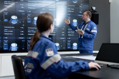   Специалисты Московского НПЗ за работой ©Сергей Шинов Фото