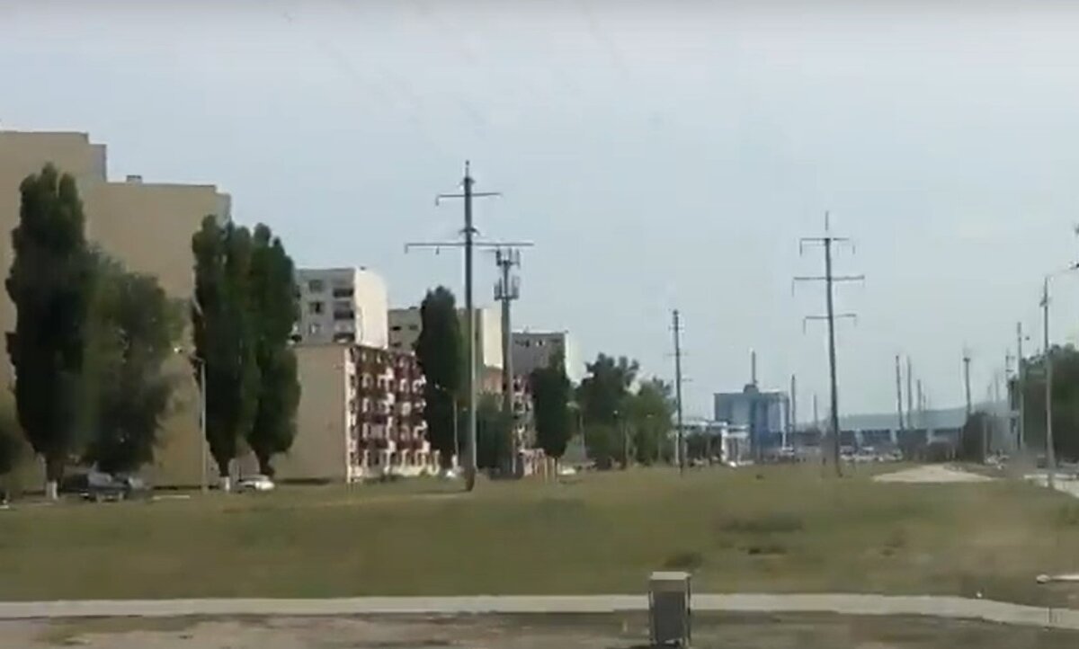 Наш микрорайон в Грозном. Тополя сажали жильцы домов, мне тогда было 13, А на этом фото тополя уже большие...