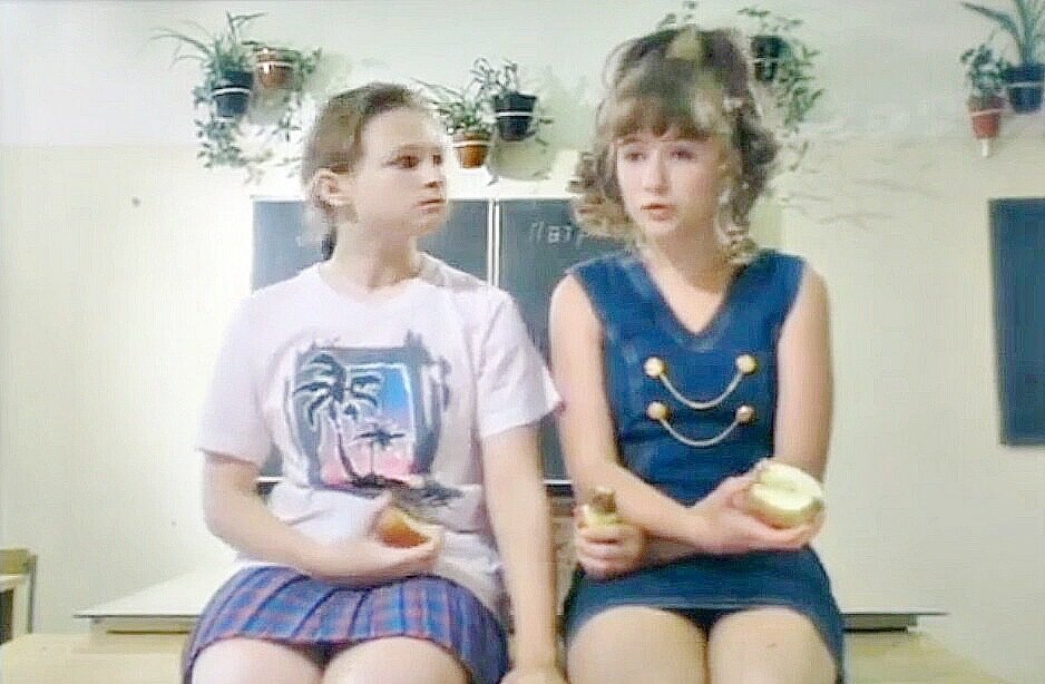 " - А может быть, он верит в любовь... Правда, Клювик?"