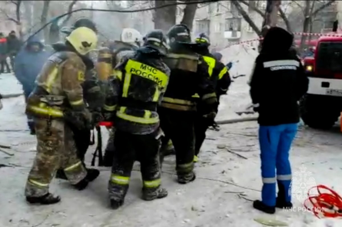    В Новосибирске из-под завалов обрушившегося подъезда спасли женщину