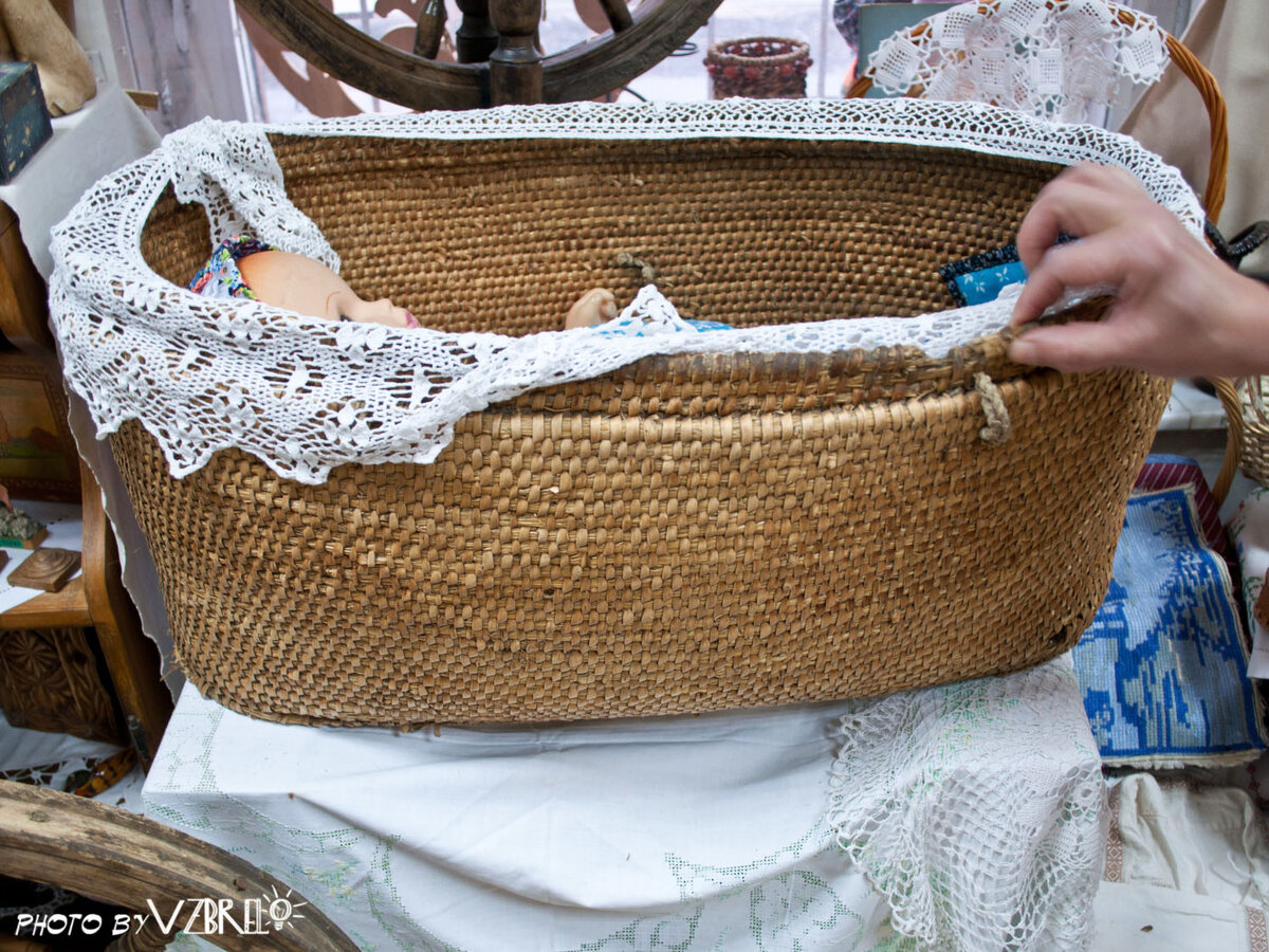 Плетеная люлька в музее центра прикладного творчества Велий в Москве.