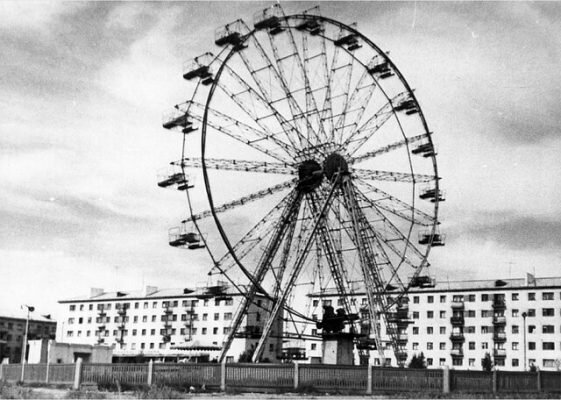 Фото с ресурса: infokam.su. Колесо обозрения с советское время. 
