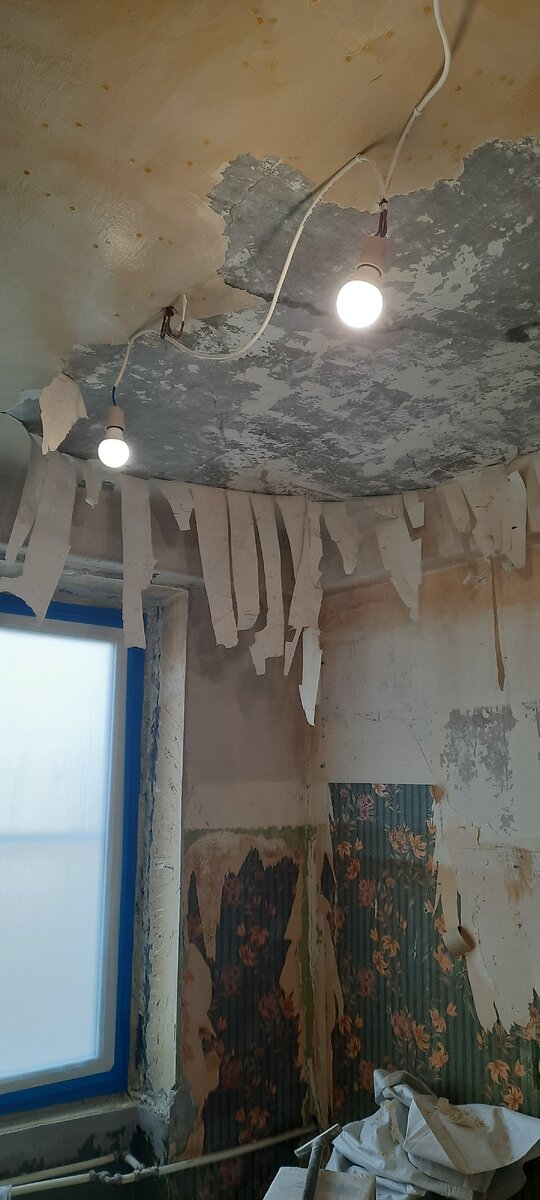 Специальным скребком снял старое покрытие с потолка предварительно вымочив его специальным составом