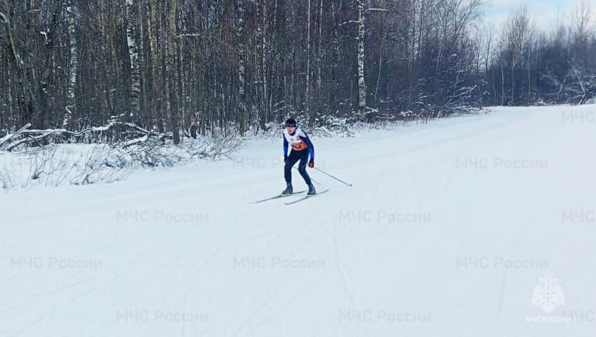 Сотрудникам МЧС предстояло проверить свою спортивную подготовку, выносливость и физические силы в массовом старте на 3 км. Из-за сложной трассы и напряженной борьбы между участниками лыжная гонка выдалась зрелищной и захватывающей.