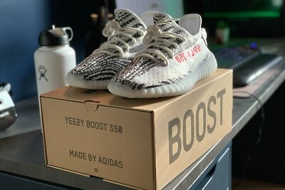    Кроссовки Yeezy Adidas ©noah boisclair Unsplash.com