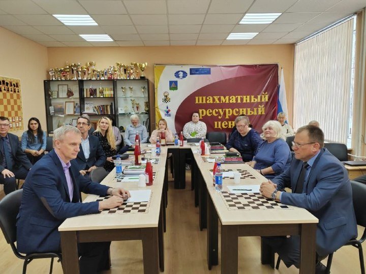     Лучших преподавателей шахмат наградили в Опочке