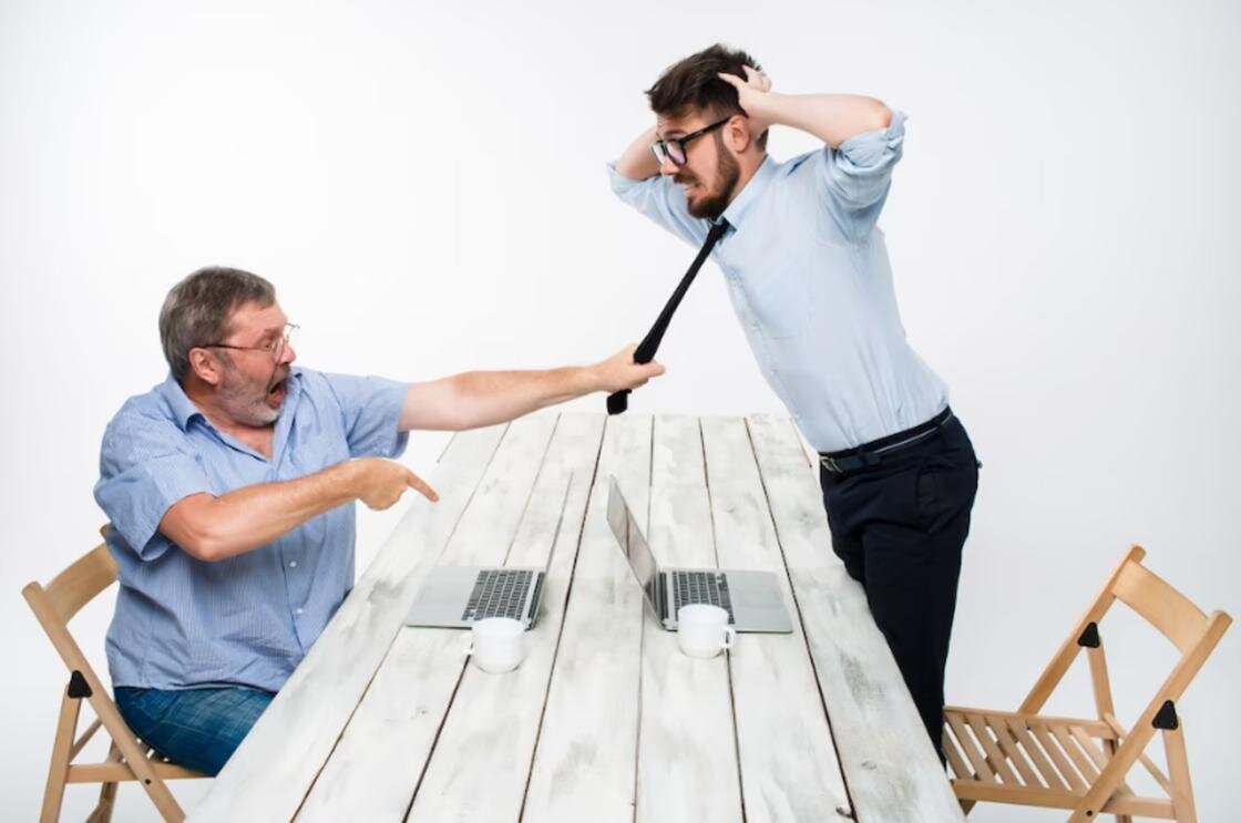    Ссора коллег в офисе:Freepik