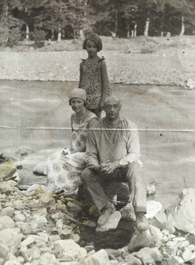 Г. Фридлянд с женой Нехамой Львовной и дочерью Лидой, ~1930 г. / Общедоступное фото