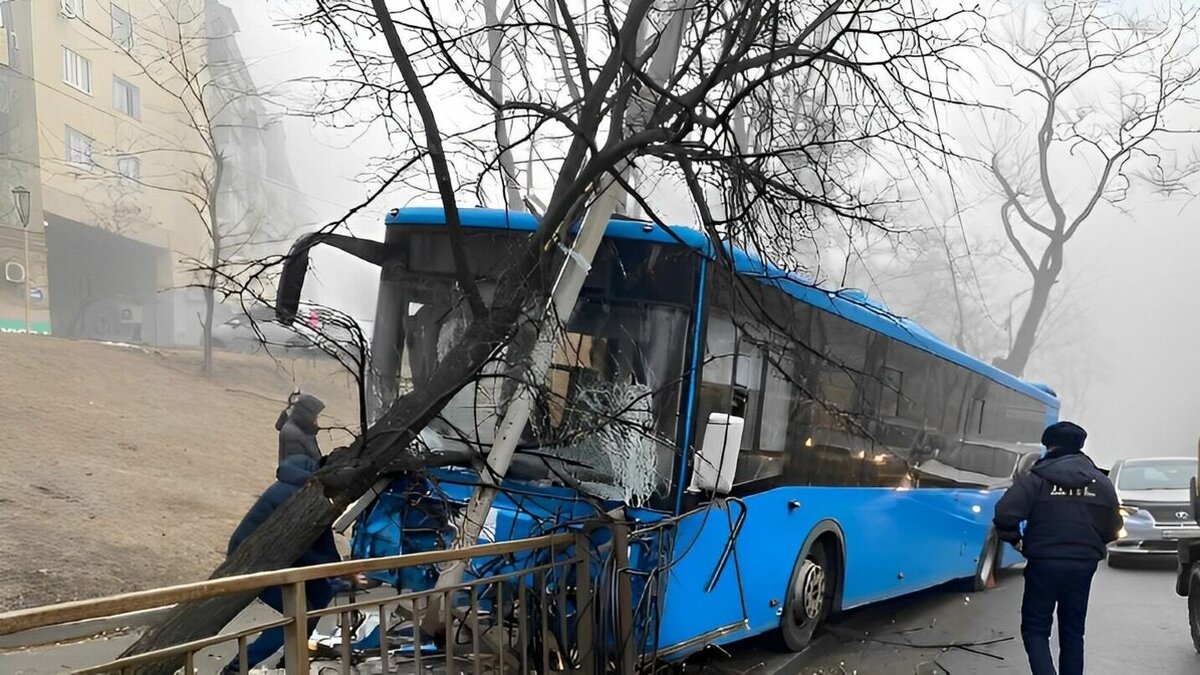     Ужасное ДТП с пассажирским автобусом произошло на улице Светланская во Владивостоке. Редакции «Восток-Медиа» удалось выяснить причины аварии, по итогу которой водителя госпитализировали.