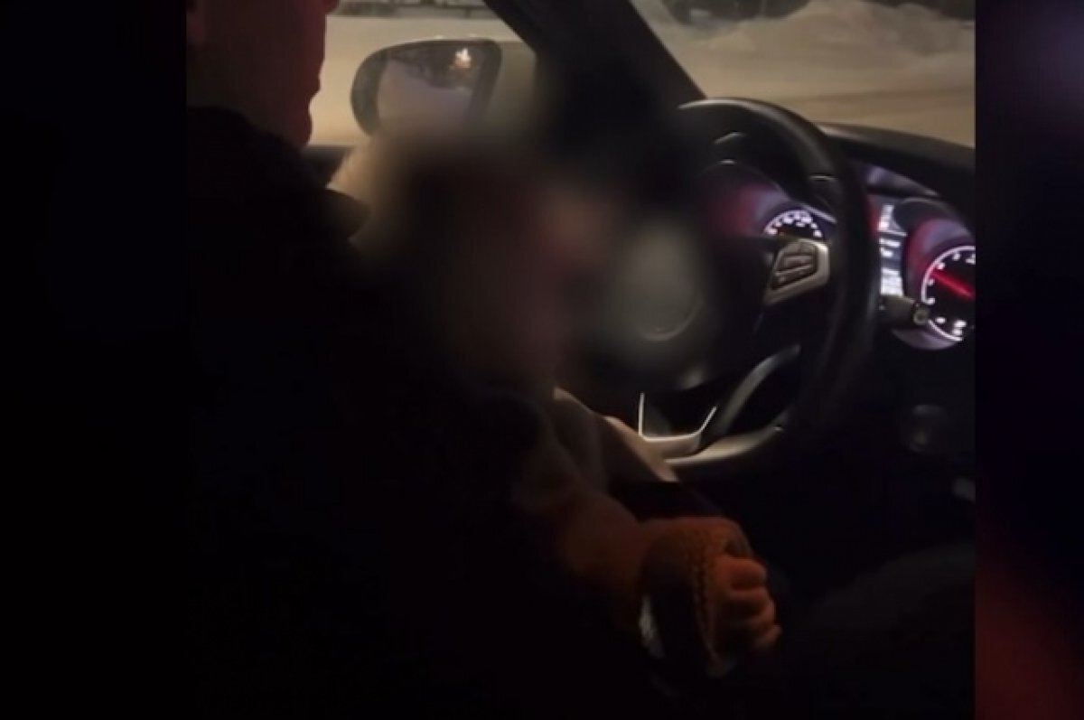    Мужа блогера из Екатеринбурга, посадившего ребенка за руль, оштрафовали