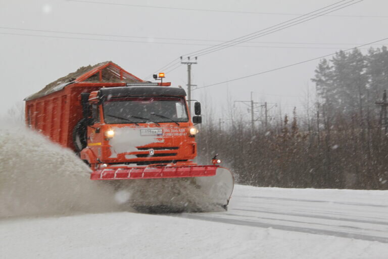    Брянские дорожники показали красивые фото с круглосуточно проводимой обработки дорог песко-соляной смесью avchernov