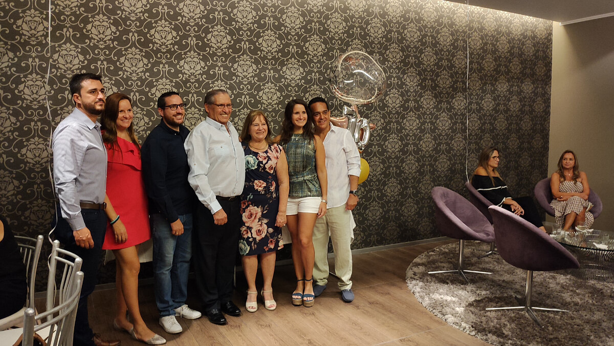 Сваты с двумя дочерьми и зятьями, а так же сын. Еще нет невестки китаянки, она ушла укладывать спать ребенка. И, соответственно, нет их сына и снохи, которые живут в Канаде ( дочь Хорхе и ее муж)