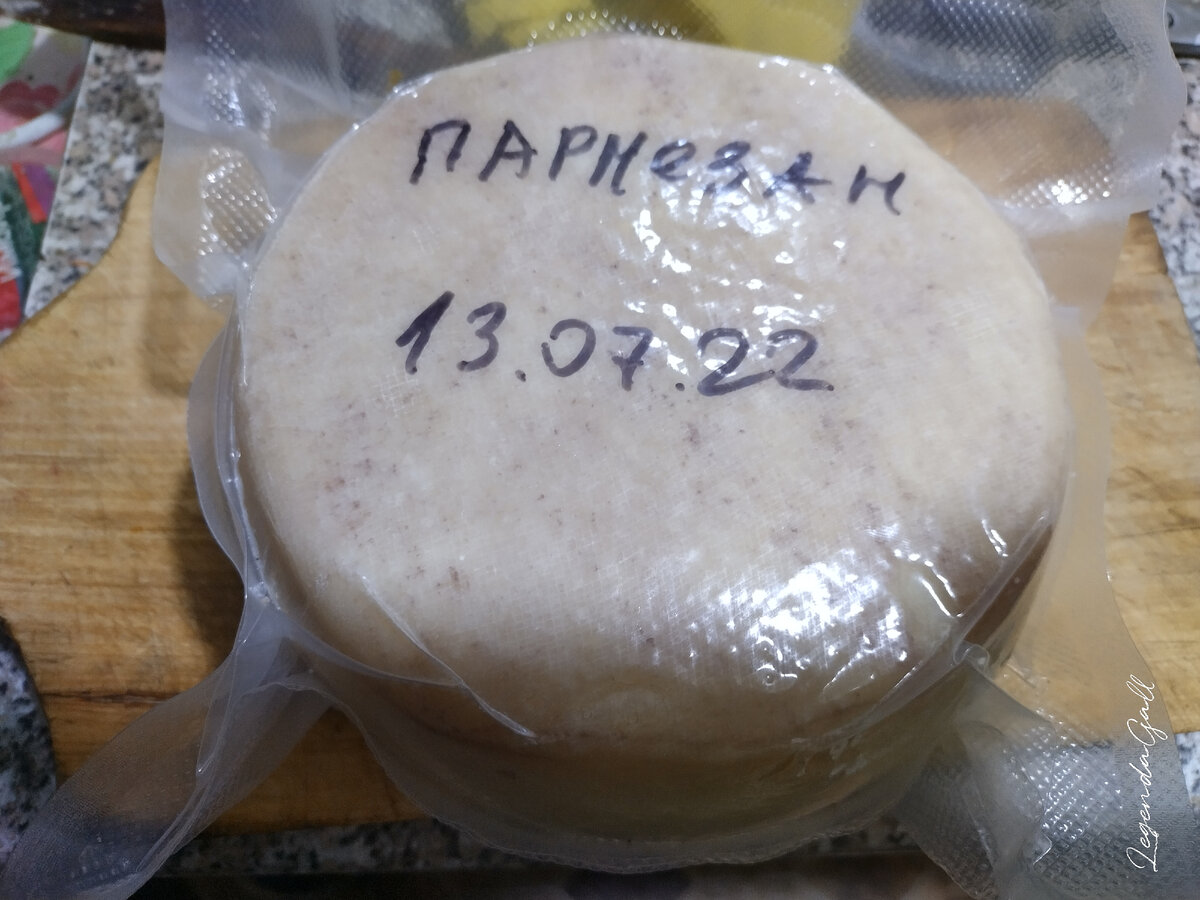 Уже который раз замечаю, что на головках в вакууме образуется темноватый слой. Но это не плесень. Никакого постороннего вкуса и запаха нет, просто окраска меняется