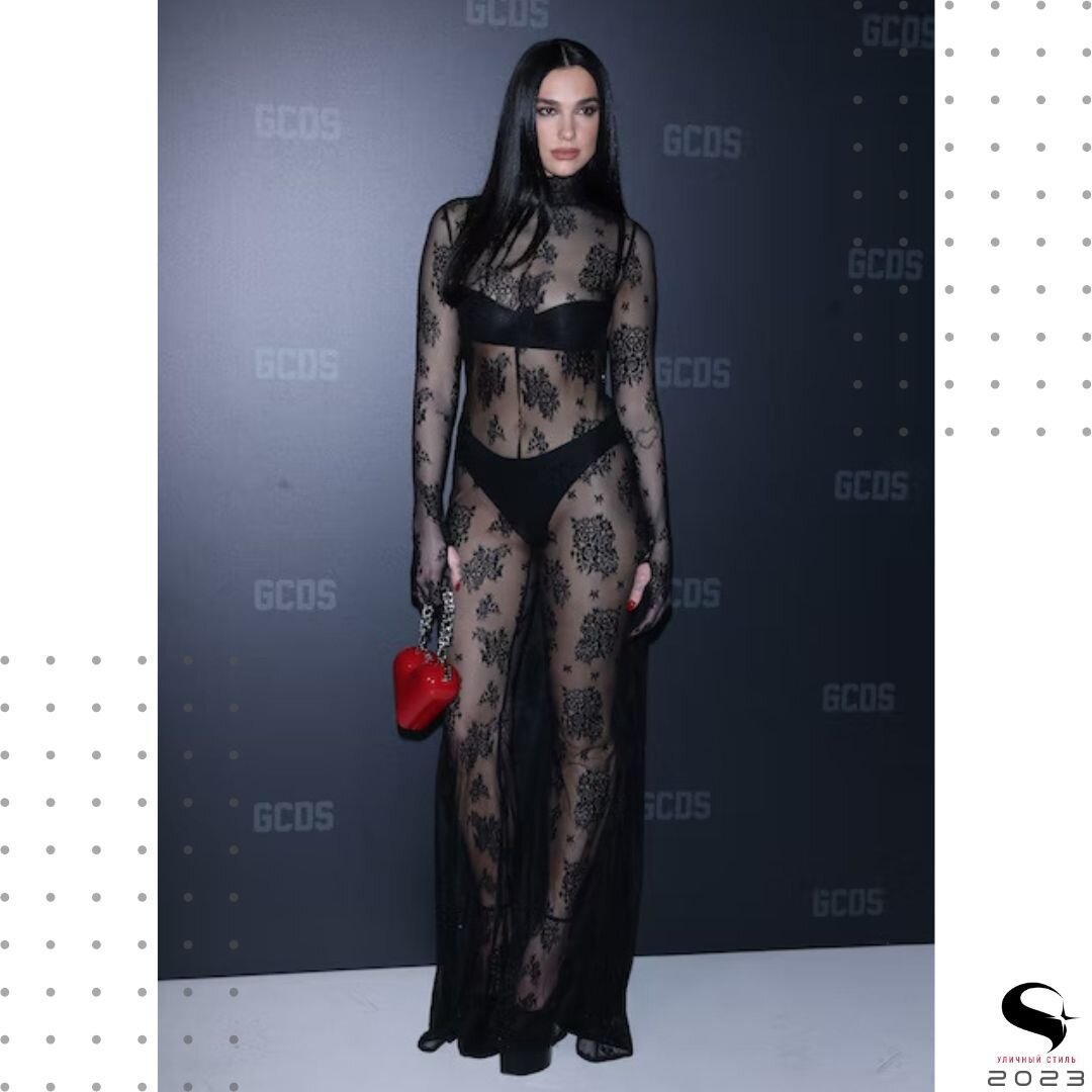 Дуа Липа надела прозрачное кружевное платье на Неделю моды в Милане 2023
