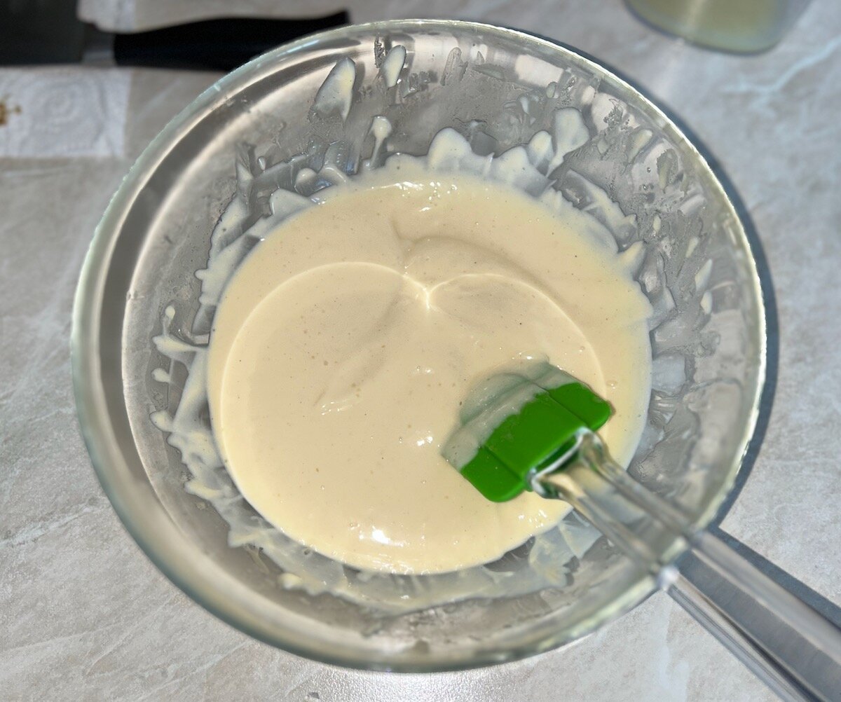 тесто на пиццу быстрое сметана майонез. тесто на пиццу быстрое сметана майонез. колбаса с майонезом. фрикадельки в сметанном соусе с грибами. женщина готовит с майонезом провансаль.