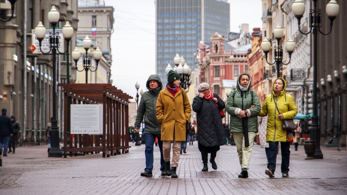 Москва население 1 июля. Москва население женщины. Женское население Москвы. Мужчин и женщина гуляют вечером в городе.