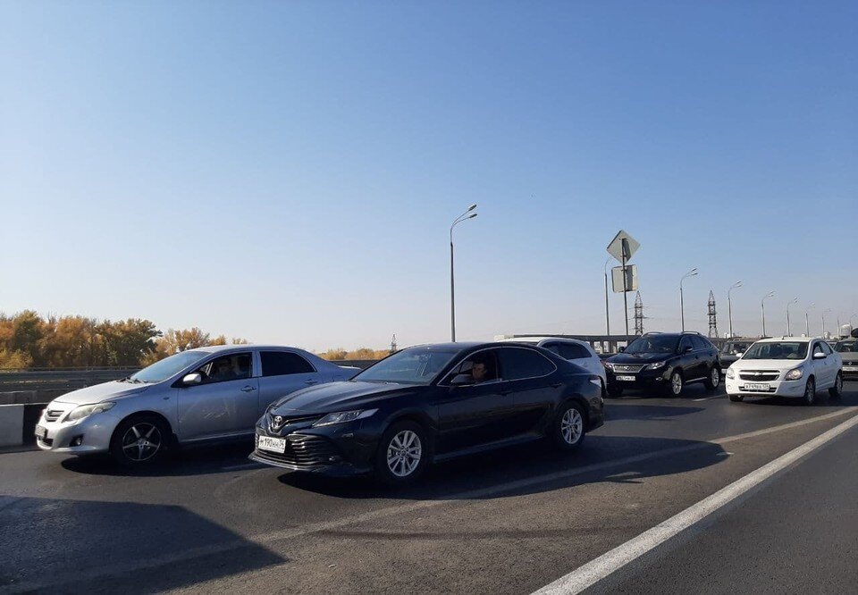     На юге Волгограда начался сезон огромных пробок. Фото: Архив "КП". Екатерина СИМОХИНА