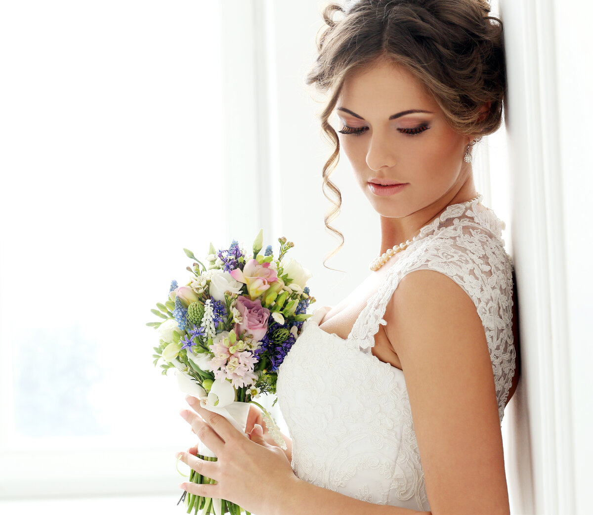 <a href="https://ru.freepik.com/free-photo/wedding-beautiful-bride_6572879.htm#page=8&query=%D1%80%D1%8B%D0%B6%D0%B0%D1%8F%20%D0%BD%D0%B5%D0%B2%D0%B5%D1%81%D1%82%D0%B0&position=4&from_view=search&track=ais">Изображение от Racool_studio</a> на Freepik