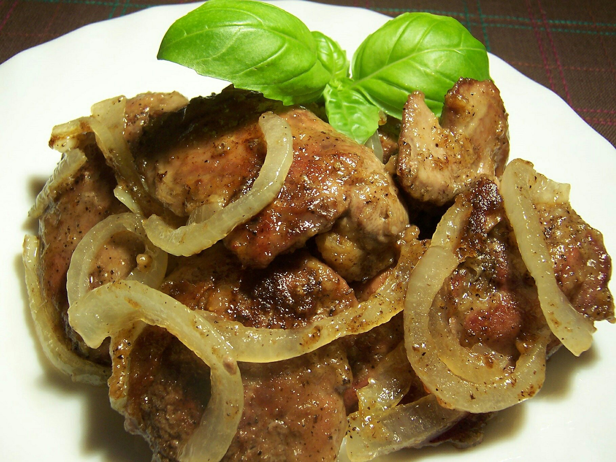Как вкусно приготовить куриную печенку рецепты. Печень куриная жареная с луком. Куриная печень с луком. Печенка жареная с луком. Печёнка куриная жареная.