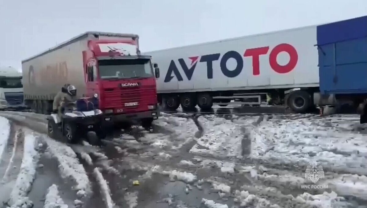     Грузовики на летней резине спровоцировали огромный затор на трассе М-4 «Дон» в Ростовской области, заявили в Минтрансе региона.
