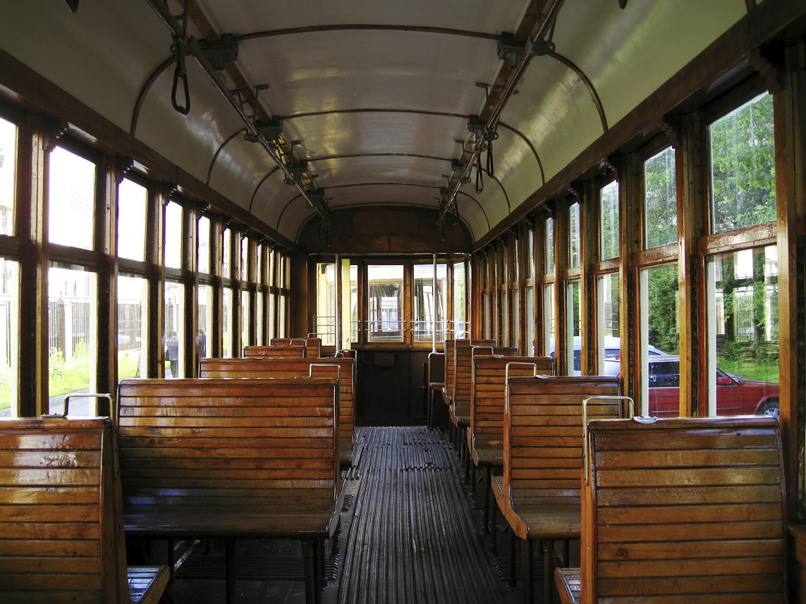 Салон трамвая. КМ № 2170. До 1964 года работал на 47-м маршруте депо им. Апакова, потом в депо им. Русакова. В 1979 году снимался в фильме "Место встречи изменить нельзя". В 1987 году восстановлен как исторический. Автор: ЭР200. Источник https://transphoto.org/photo/513184/?vid=3270. 