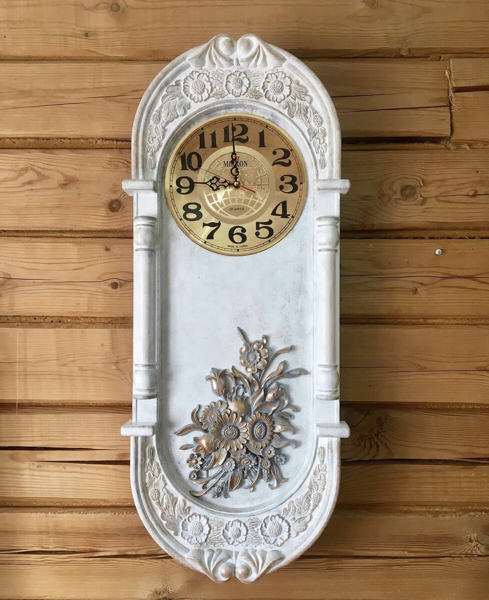 Многим читателям не понравилась эта переделка, а для меня эти часы особенные. После перекраски они не только стали приятнее выглядеть, но и каким-то образом самопочинились