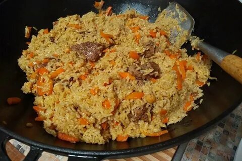 
Для этого плова я использую скороварку, но в принципе и просто кастрюля подойдет. Но я привыкла, да и нет у меня проблем со скороваркой моей старой.Берем кусок любого мяса (только не грудку куриную) граммов на 300. Режем средними кусочками, 200 граммов моркови - на терку, 200 граммов лука - режем кубиком. И все это обжариваем на подсолнечном масле на большом огне минут 7, помешивая. В скороварку - на 2 стакана риса 4 стакана воды, обжаренное мясо с овощами, соль, перец, лавровый лист. Все перемешать. Закрываем скороварку и как она засвистит - значит, закипела, делаем огонь потише и пусть кипит потихоньку 10 минут. Потом снимаем скороварку с огня и оставляем отдохнуть минут на 10.В обычной кастрюле, в принципе все то же самое, но поварить надо минут 30, вот и вся разница. И помешивать, конечно, надо.Для себя я когда готовлю, пережарку не делаю, и так все приготавливается отлично, надо только мясо более мелко порезать.И еще, поскольку я диабетик, мне обычный рис нельзя, слишком много в нем крахмала, который сахар в крови повышает, мне можно бурый или пропаренный. Не знаю, какая-то другая технология очистки там, крахмала почти нет, а питательные вещества все на месте. Прошу всех кушать плов!