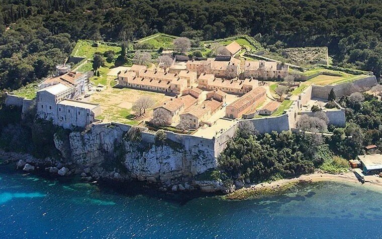 Крепость на острове Святой Маргариты, где некоторое время содержался Эсташ Доже - фото из интернета. Безумно похожа по крайней мере на одну из подобных современных Российских тюрем.