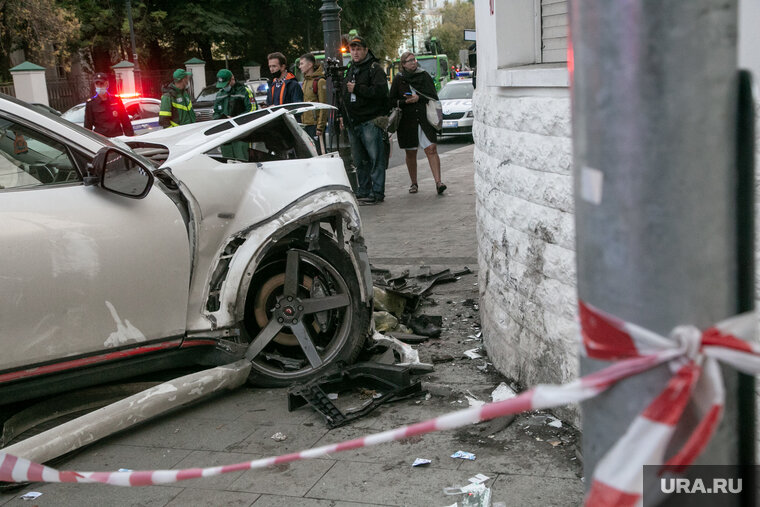    Автомобиль влетел в стол в Верх-Исетском районе города