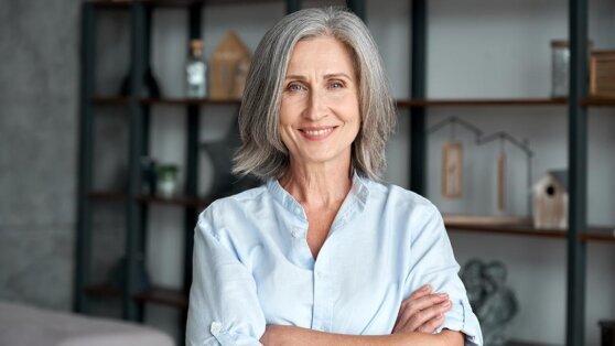    Простой лайфхак от парикмахера, как сделать седые волосы красивыми и выглядеть моложе Ирина Петрова