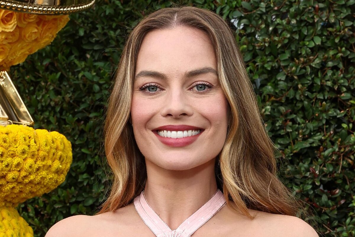     Кукла Барби на ковровой дорожке: Марго Робби в розовых мини-шортах появилась на премьере комедии